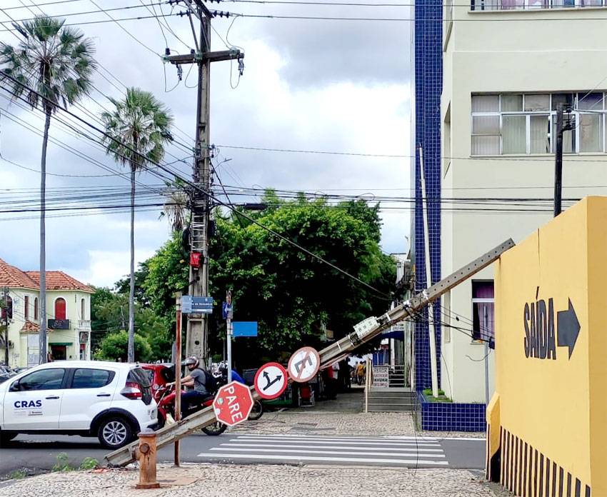 Postes caem em todas as regiões de Teresina e Equatorial aponta culpados
